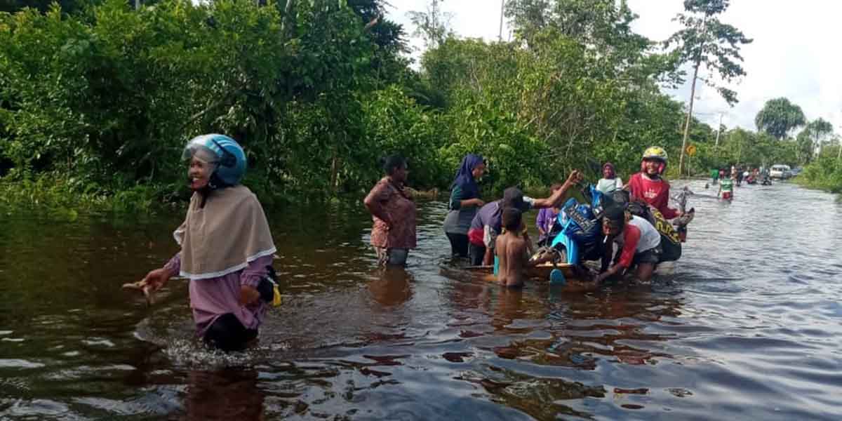 polsek-kuala-kencana-kerahkan-mobil-patroli-bantu-korban-banjir-di-iwaka